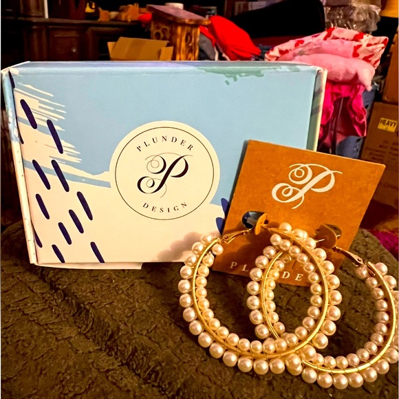 Plunder Design pearl hoop earrings NWT - Picture 3 of 3